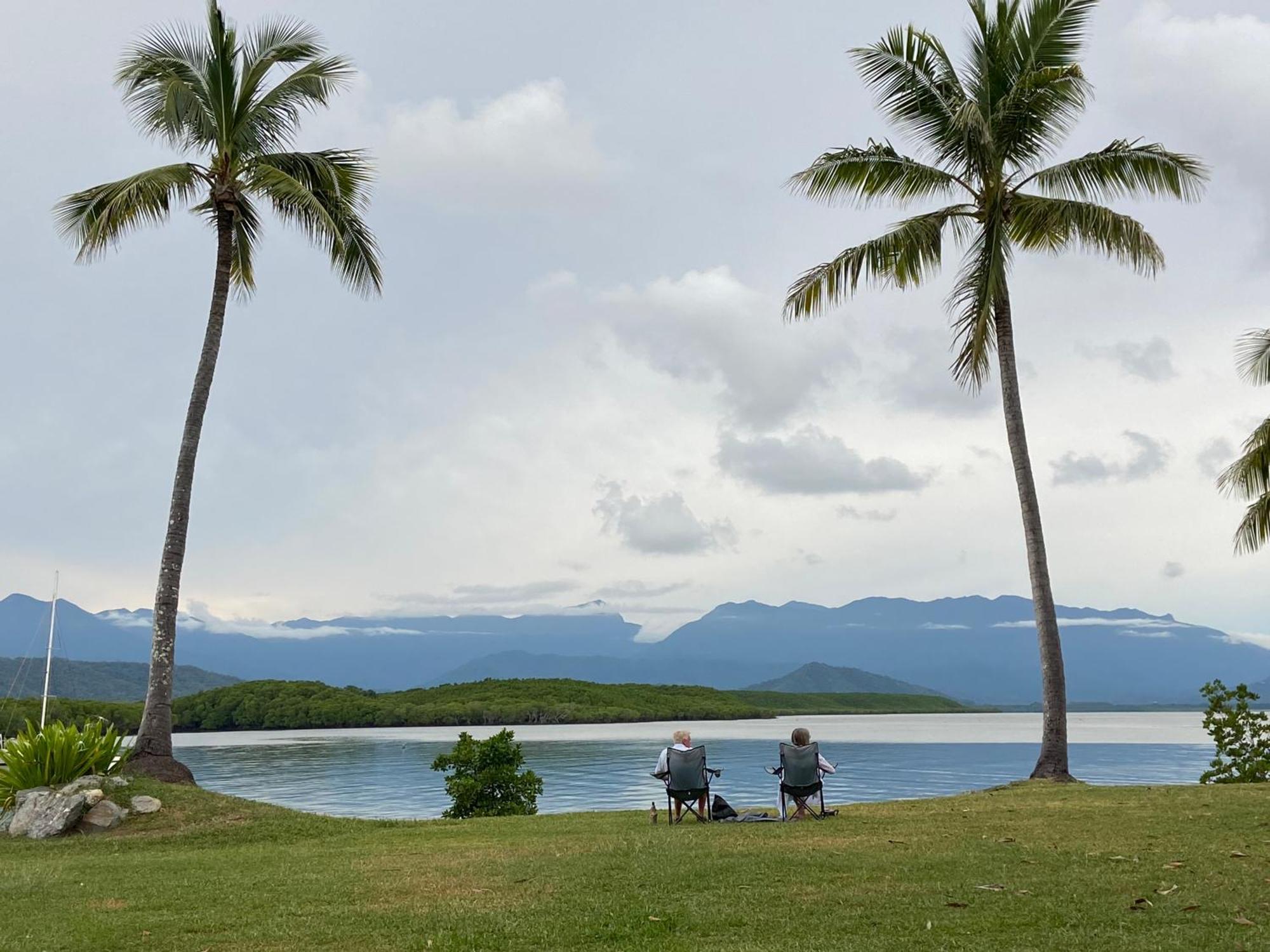 Modern 2 Bedroom Townhouse - Four Mile Beach Escapes Port Douglas Bagian luar foto
